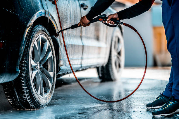 Washing wheel arch with a jet of water in a self service car wash. LAVADO DE AUTOMÓVIL SENCILLA - Imagen 1